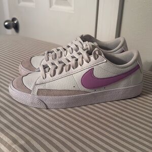 Nike Blazer Low ‘77, White & Purple Size 5.5 Youth